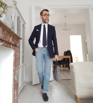 Quale jeans indossare con mocassini con nappine neri per un uomo di 50 anni in modo smart-casual: Scegli un blazer blu scuro e jeans se cerchi uno stile ordinato e alla moda. Opta per un paio di mocassini con nappine neri per dare un tocco classico al completo.