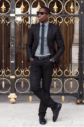 Quale jeans indossare con scarpe brogue nere quando fa caldo: L'abbinamento di un blazer nero con jeans è una scelta perfetta per una giornata in ufficio. Aggiungi un paio di scarpe brogue nere al tuo look per migliorare all'istante il tuo stile.