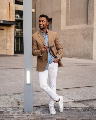 Come indossare e abbinare jeans bianchi: Potresti combinare un blazer di lana marrone chiaro con jeans bianchi per un drink dopo il lavoro. Per un look più rilassato, scegli un paio di sneakers basse in pelle bianche.