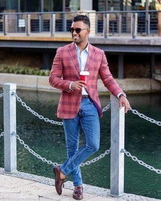 Come indossare e abbinare un blazer scozzese rosa: Scegli un blazer scozzese rosa e jeans blu per un look trendy e alla mano. Sfodera il gusto per le calzature di lusso e calza un paio di mocassini con nappine in pelle marrone scuro.