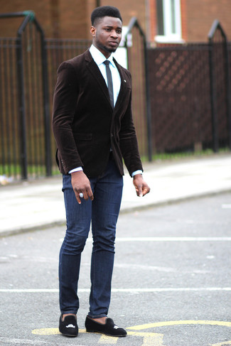 Quale jeans indossare con un blazer terracotta: Opta per un blazer terracotta e jeans per un look davvero alla moda. Ti senti creativo? Completa il tuo outfit con un paio di mocassini eleganti in pelle scamosciata neri.
