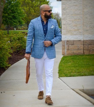 Quale jeans indossare con un blazer azzurro per un uomo di 40 anni in modo smart-casual: Opta per un blazer azzurro e jeans per un look trendy e alla mano. Mettiti un paio di scarpe double monk in pelle scamosciata marroni per dare un tocco classico al completo.