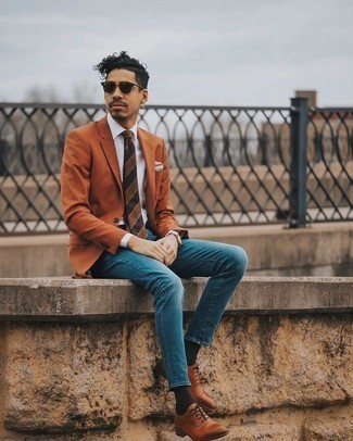 Quale blazer indossare con scarpe oxford terracotta in modo smart-casual: L'abbinamento di un blazer con jeans blu è una scelta perfetta per una giornata in ufficio. Scarpe oxford terracotta daranno lucentezza a un look discreto.