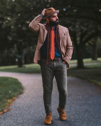 Come indossare e abbinare una sciarpa marrone: Coniuga un blazer di lana scozzese marrone chiaro con una sciarpa marrone per un outfit rilassato ma alla moda. Sfodera il gusto per le calzature di lusso e scegli un paio di chukka in pelle scamosciata marroni.