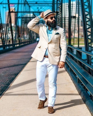 Come indossare e abbinare pantaloni bianchi e blu per un uomo di 30 anni: Perfeziona il look smart casual con un blazer di lino beige e pantaloni bianchi e blu. Abbellisci questo completo con un paio di scarpe brogue in pelle scamosciata marrone scuro.
