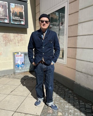Come indossare e abbinare scarpe sportive per un uomo di 50 anni: Combina un blazer di jeans blu scuro con jeans blu scuro per un look da sfoggiare sul lavoro. Per un look più rilassato, scegli un paio di scarpe sportive.