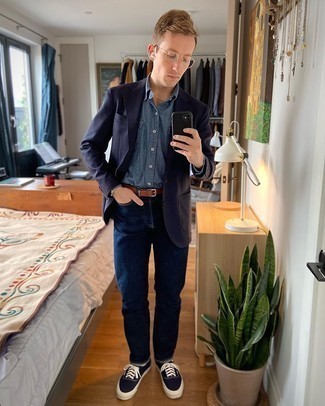 Quale blazer indossare con jeans blu per un uomo di 30 anni: Potresti combinare un blazer con jeans blu per un look da sfoggiare sul lavoro. Non vuoi calcare troppo la mano con le scarpe? Mettiti un paio di sneakers basse di tela blu scuro e bianche per la giornata.