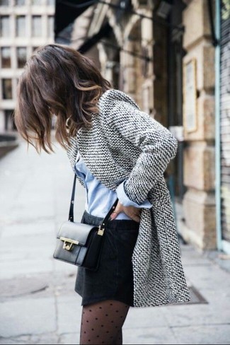 Come indossare e abbinare una minigonna nera in primavera 2025 in modo smart-casual: Mostra il tuo stile in un blazer di lana grigio con una minigonna nera per un look raffinato. È magnifica idea per tuo look primaverile!