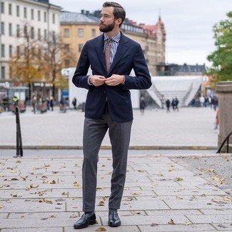 Come indossare e abbinare una cravatta beige per un uomo di 30 anni: Metti un blazer blu scuro e una cravatta beige per essere sofisticato e di classe. Per distinguerti dagli altri, indossa un paio di mocassini eleganti in pelle neri.