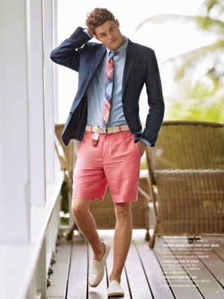 Come indossare e abbinare espadrillas in modo smart-casual: Vestiti con un blazer blu scuro e pantaloncini rosa, perfetto per il lavoro. Non vuoi calcare troppo la mano con le scarpe? Calza un paio di espadrillas per la giornata.