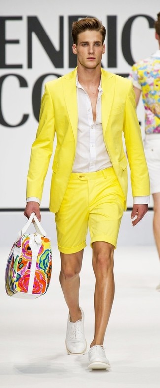 Look alla moda per uomo: Blazer giallo, Camicia elegante bianca, Pantaloncini gialli, Scarpe oxford in pelle bianche
