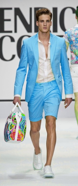 Look alla moda per uomo: Blazer acqua, Camicia elegante beige, Pantaloncini acqua, Scarpe oxford in pelle bianche