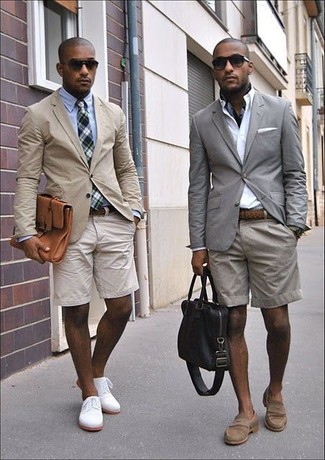 Look alla moda per uomo: Blazer grigio, Camicia elegante bianca, Pantaloncini grigi, Mocassini eleganti in pelle scamosciata marroni