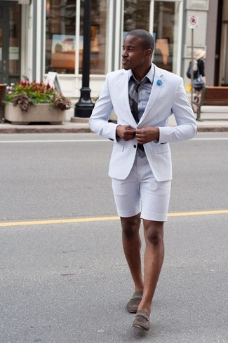 Quale blazer indossare con mocassini eleganti grigi per un uomo di 20 anni: Indossa un blazer con pantaloncini bianchi per un look davvero alla moda. Opta per un paio di mocassini eleganti grigi per dare un tocco classico al completo.
