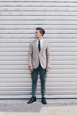 Look alla moda per uomo: Blazer di cotone beige, Camicia elegante bianca, Pantaloni cargo verde scuro, Scarpe derby in pelle nere