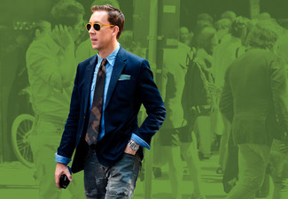 Come indossare e abbinare una cravatta verde oliva per un uomo di 30 anni quando fa caldo in modo smart-casual: Combina un blazer blu scuro con una cravatta verde oliva per una silhouette classica e raffinata