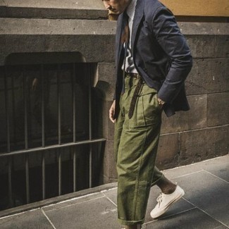 Look alla moda per uomo: Blazer blu scuro, Camicia elegante a righe verticali bianca e blu scuro, Pantaloni cargo verde oliva, Sneakers basse di tela bianche