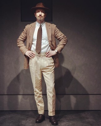 Trend da uomo 2021 in modo formale: Combina un blazer di lino a quadri marrone chiaro con pantaloni eleganti beige per essere sofisticato e di classe. Scarpe brogue in pelle marrone scuro sono una buona scelta per completare il look.