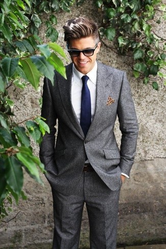 Quale pantaloni eleganti indossare con un blazer grigio per un uomo di 30 anni quando fa caldo: Abbina un blazer grigio con pantaloni eleganti come un vero gentiluomo.
