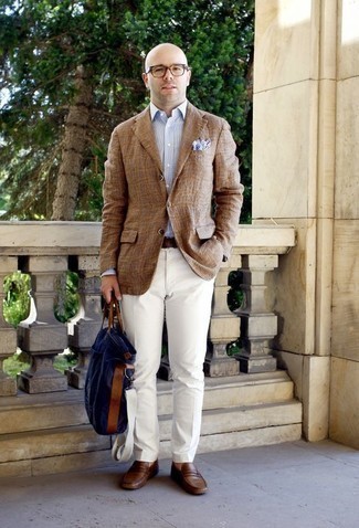 Come indossare e abbinare un blazer: Indossa un blazer e pantaloni eleganti bianchi per un look elegante e alla moda. Mocassini eleganti in pelle marroni sono una eccellente scelta per completare il look.