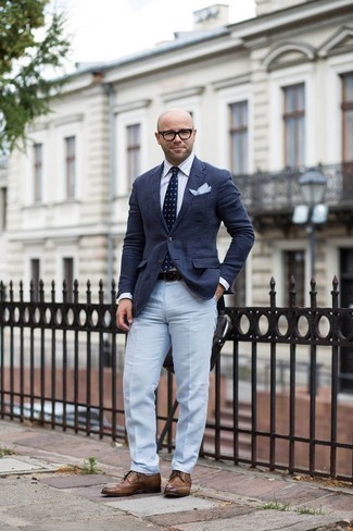Look alla moda per uomo: Blazer blu scuro, Camicia elegante a righe verticali bianca, Pantaloni eleganti azzurri, Scarpe brogue in pelle marroni