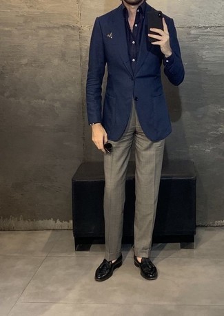 Trend da uomo 2024 in modo formale: Potresti indossare un blazer blu scuro e pantaloni eleganti grigi per essere sofisticato e di classe. Mocassini con nappine in pelle neri sono una splendida scelta per completare il look.