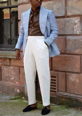 Come indossare e abbinare mocassini con nappine in modo formale: Abbina un blazer scozzese azzurro con pantaloni eleganti di lino bianchi come un vero gentiluomo. Perfeziona questo look con un paio di mocassini con nappine.