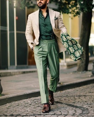 Come indossare e abbinare una giacca per un uomo di 30 anni in modo formale: Prova a combinare una giacca con pantaloni eleganti verdi per essere sofisticato e di classe. Mocassini con nappine in pelle marrone scuro sono una valida scelta per completare il look.