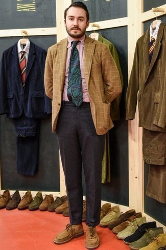 Come indossare e abbinare una cravatta verde oliva in modo smart-casual: Metti un blazer di lana scozzese marrone chiaro e una cravatta verde oliva come un vero gentiluomo. Per un look più rilassato, scegli un paio di chukka in pelle scamosciata marrone chiaro.