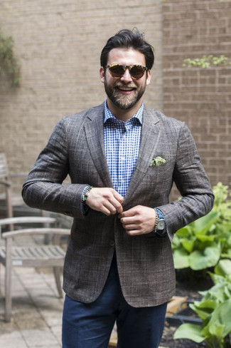 Come indossare e abbinare una camicia a quadretti per un uomo di 30 anni in modo formale: Potresti combinare una camicia a quadretti con pantaloni eleganti blu scuro come un vero gentiluomo.