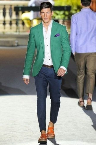 Look alla moda per uomo: Blazer verde, Camicia elegante bianca, Pantaloni eleganti blu scuro, Sandali in pelle arancioni