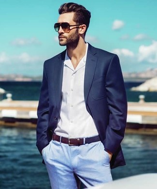 Come indossare e abbinare una camicia elegante bianca con pantaloni eleganti azzurri: Vestiti con una camicia elegante bianca e pantaloni eleganti azzurri per un look elegante e di classe.