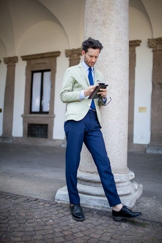Quale scarpe derby indossare con un blazer beige per un uomo di 30 anni in modo formale: Coniuga un blazer beige con pantaloni eleganti blu per un look elegante e alla moda. Scarpe derby sono una valida scelta per completare il look.