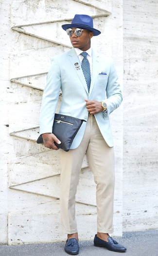 Come indossare e abbinare una cravatta a pois blu: Scegli un blazer azzurro e una cravatta a pois blu per un look elegante e di classe. Completa questo look con un paio di mocassini con nappine in pelle blu scuro.