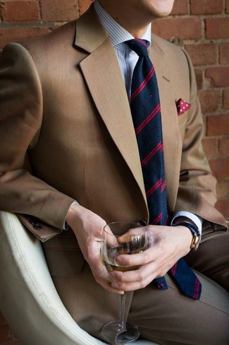 Come indossare e abbinare un blazer marrone: Prova ad abbinare un blazer marrone con pantaloni eleganti grigi per essere sofisticato e di classe.