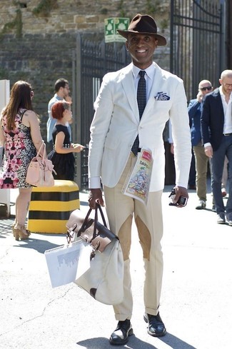 Look alla moda per uomo: Blazer bianco, Camicia elegante bianca, Pantaloni eleganti beige, Scarpe derby in pelle blu scuro