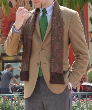 Come indossare e abbinare una cravatta verde e rossa: Prova ad abbinare un blazer di lana marrone chiaro con una cravatta verde e rossa come un vero gentiluomo.