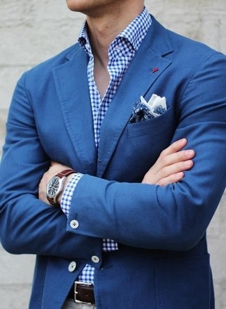 Come indossare e abbinare un fazzoletto da taschino stampato bianco e blu scuro per un uomo di 30 anni in modo formale: Combina un blazer blu con un fazzoletto da taschino stampato bianco e blu scuro per una sensazione di semplicità e spensieratezza.