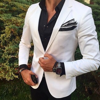 Come indossare e abbinare un bracciale nero: Coniuga un blazer bianco con un bracciale nero per un outfit rilassato ma alla moda.