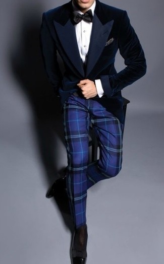 Look alla moda per uomo: Blazer di velluto blu scuro, Camicia elegante bianca, Pantaloni eleganti scozzesi blu, Mocassini eleganti in pelle neri