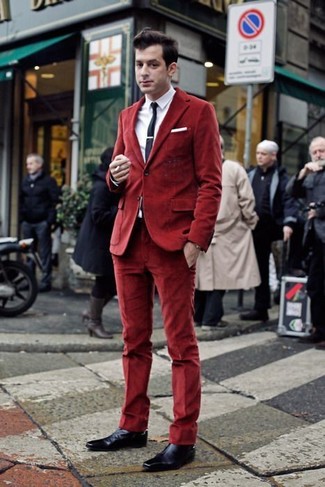 Come indossare e abbinare pantaloni eleganti di velluto rossi quando fa caldo: Scegli un outfit composto da un blazer di velluto rosso e pantaloni eleganti di velluto rossi come un vero gentiluomo. Completa questo look con un paio di scarpe oxford in pelle blu scuro.