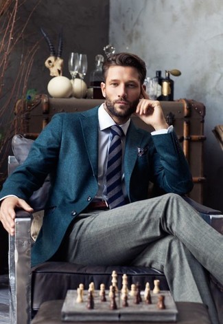 Come indossare e abbinare un blazer foglia di tè per un uomo di 30 anni: Combina un blazer foglia di tè con pantaloni eleganti grigi per un look elegante e alla moda.