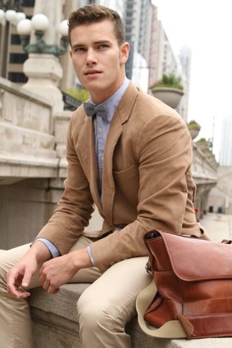 Come indossare e abbinare un blazer marrone chiaro: Sfodera un look elegante con un blazer marrone chiaro e pantaloni eleganti beige.