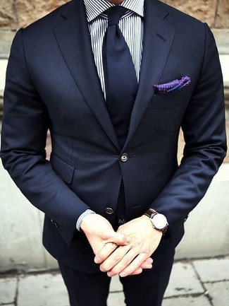 Come indossare e abbinare un fazzoletto da taschino di seta blu scuro e bianco: Per un outfit della massima comodità, opta per un blazer blu scuro e un fazzoletto da taschino di seta blu scuro e bianco.