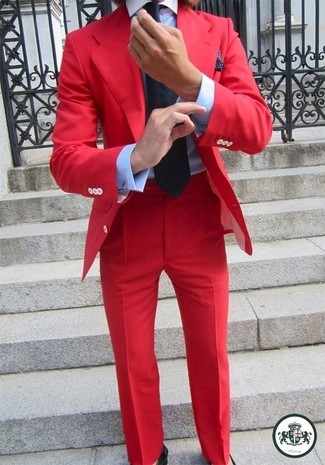 Look alla moda per uomo: Blazer rosso, Camicia elegante azzurra, Pantaloni eleganti rossi, Cravatta nera