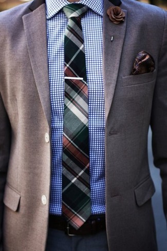Look alla moda per uomo: Blazer marrone, Camicia elegante a quadri bianca e blu, Pantaloni eleganti blu scuro, Cravatta scozzese verde scuro
