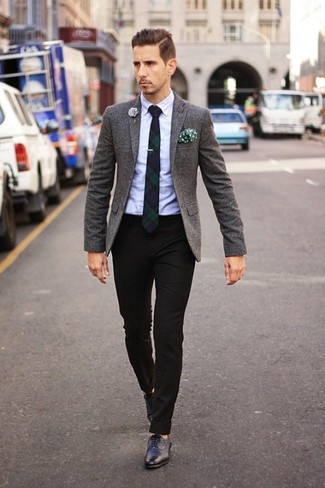 Come indossare e abbinare una cravatta scozzese blu scuro e verde: Mostra il tuo stile in un blazer di lana grigio scuro con una cravatta scozzese blu scuro e verde per un look elegante e di classe. Scarpe brogue in pelle nere sono una gradevolissima scelta per completare il look.