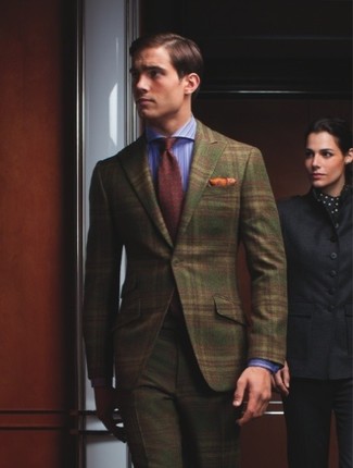 Come indossare e abbinare un fazzoletto da taschino di seta: Mostra il tuo stile in un blazer scozzese verde oliva con un fazzoletto da taschino di seta per un look comfy-casual.