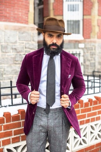 Come indossare e abbinare un borsalino marrone scuro per un uomo di 30 anni: Potresti combinare un blazer di velluto viola melanzana con un borsalino marrone scuro per una sensazione di semplicità e spensieratezza.