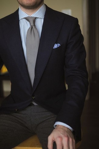 Come indossare e abbinare un blazer nero con pantaloni eleganti di lana grigio scuro per un uomo di 30 anni in modo formale: Combina un blazer nero con pantaloni eleganti di lana grigio scuro come un vero gentiluomo.
